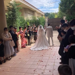挙式後のフラワーシャワー