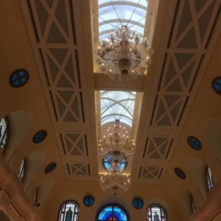 天井にはシャンデリアがあります。