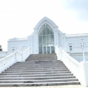 大階段で集合写真|538546さんのモントレ・ルメール教会（ホテルモントレ沖縄スパ＆リゾート）チュチュリゾートウエディングの写真(822140)