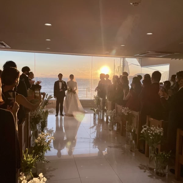 夕日に囲まれた結婚式でした 海が見えてとても素敵でした 終始 ずっと夕日が差し込んでいて 口コミ 評判 Amandan Blue 鎌倉 アマンダンブルー鎌倉 ウエディングパーク