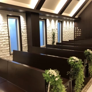 白と茶色を基調とした会場。自然光も差し込む。