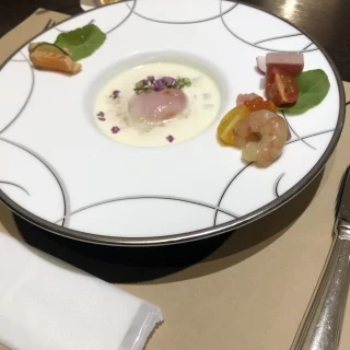 周りにも食材を置き、味にもとてもこだわったスープ。