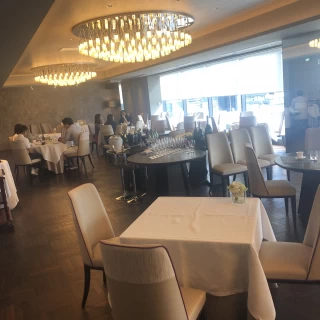 広い方の披露宴会場