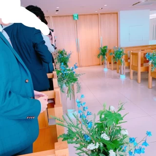 オーシャンビューと木の椅子がいい感じ