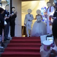 チャペル外
フラワーシャワーの演出がありました。
