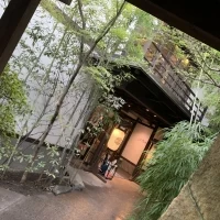 挙式・披露宴会場のある建物入り口です。