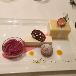 デザートにウェデングケーキがのってました。