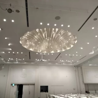 2階披露宴会場。大きなシャンデリアと白い会場が特徴!