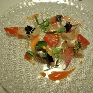 お魚の料理です。キャビア食べられます。