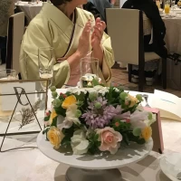 装花のバラが秋らしい色合いでステキ