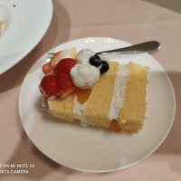白クリームと苺やベリーの王道ケーキ