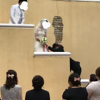ガーデンの階段からブーケプルーズをしました