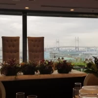 高砂の後ろには山下公園の景色が見えます。