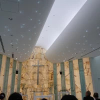 入場前のシーンです。
シーンによって照明が変わります。