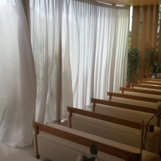 カーテンは開けることもできる