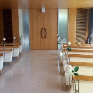 祭壇から入口を見た景色