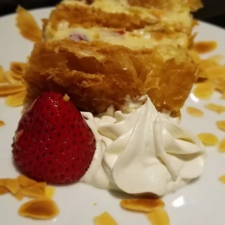 このイチゴのミルフィーユをウェディングケーキにもできます。