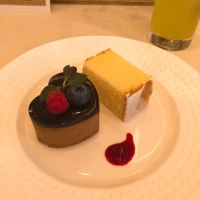 デザートのチョコレートムースとウエディングケーキ。