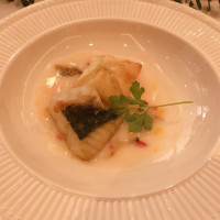 メインの魚の料理。ソースが和風仕立てで美味しかったです。