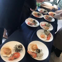外のテラスにあるグリルを使って海鮮を楽しみました。