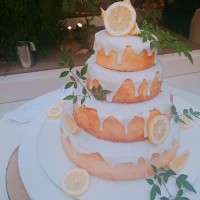 ウエディングケーキは爽やかなレモン風味で