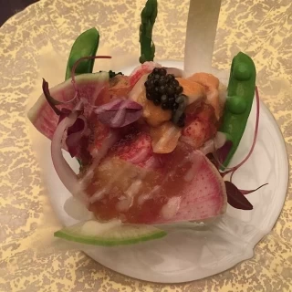 前菜はオマール海老で肉と並んでとても美味しかったです