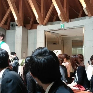 天井は木で、窓からは光がたくさん差しこみ素敵な空間でした