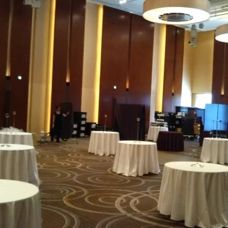 広々した落ち着いた会場