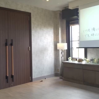 挙式会場入り口にプロジェクタあり