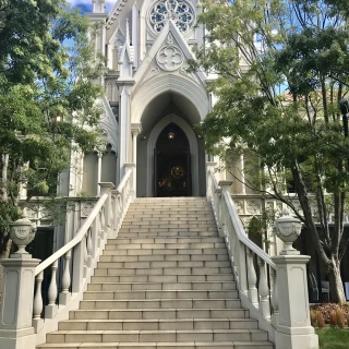 大聖堂の外から見た大階段です。