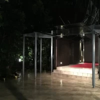 夜のチャペル入り口