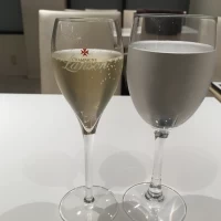 グラスとドリンク。グラスも美しいものを使用されていました。