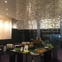 上から花オブジェが垂れていて、とてもゴージャスな雰囲気。