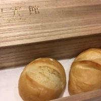 パンは桐の箱に入っています。あたたかいです。