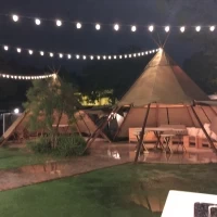 敷地内にあるキャンプ場風の建物。面白いです。