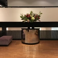 ロビーの装花はとても美しく手入れされていました。