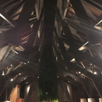 チャペル天井は木で組まれており、館内は木の香りでいっぱいに。