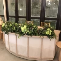 高砂イメージ。後ろの窓を開けるとキャンプ場風の景色が広がる。