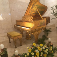 エントランスホールにあるアンティークピアノ
