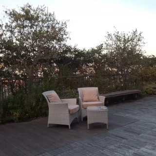 チャペル前の屋外に出られるベランダ