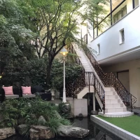 中庭には階段があります。