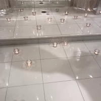 挙式会場の床のランプが幻想的です