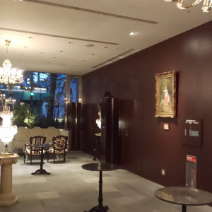 ゲスト控え室。壁にかかっている絵画もそれぞれ高価だそうです|539635さんのwest 53rd日本閣(ウェストフィフティーサード ニホンカク)（ウエディング取扱終了）の写真(867259)