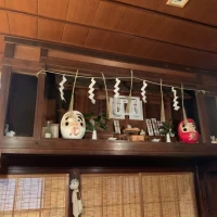 ヒカリヤヒガシの神棚。大きくて立派です。