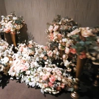 移動する廊下の花