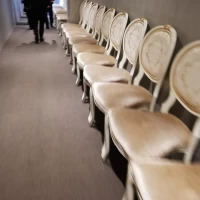 移動する廊下の椅子