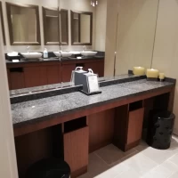 披露宴会場近くのトイレのパウダールーム
