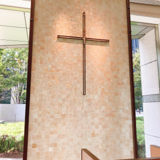 チャペル正面の十字架と窓