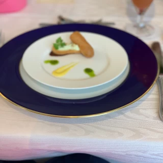 シェフが料理を説明してくれます。