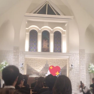 天井は高く、上部にはステンドグラス風のもの。